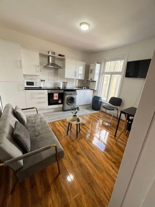 2 Bedroom Apartment Near Station Londra Dış mekan fotoğraf