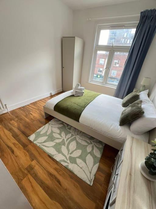 2 Bedroom Apartment Near Station Londra Dış mekan fotoğraf