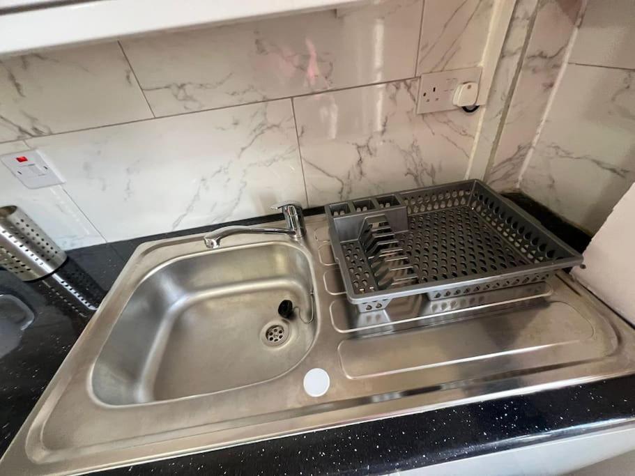 2 Bedroom Apartment Near Station Londra Dış mekan fotoğraf