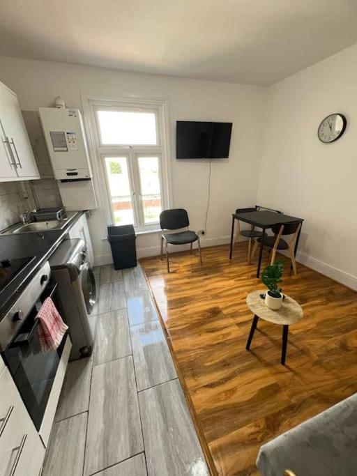2 Bedroom Apartment Near Station Londra Dış mekan fotoğraf