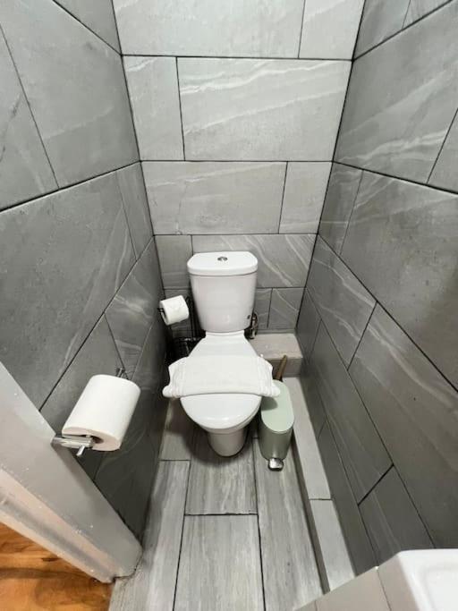 2 Bedroom Apartment Near Station Londra Dış mekan fotoğraf