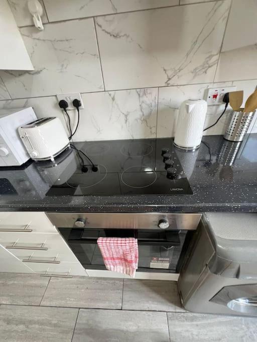 2 Bedroom Apartment Near Station Londra Dış mekan fotoğraf