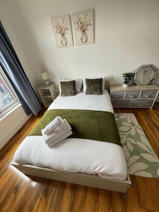 2 Bedroom Apartment Near Station Londra Dış mekan fotoğraf