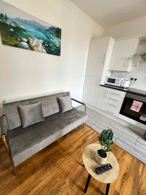 2 Bedroom Apartment Near Station Londra Dış mekan fotoğraf